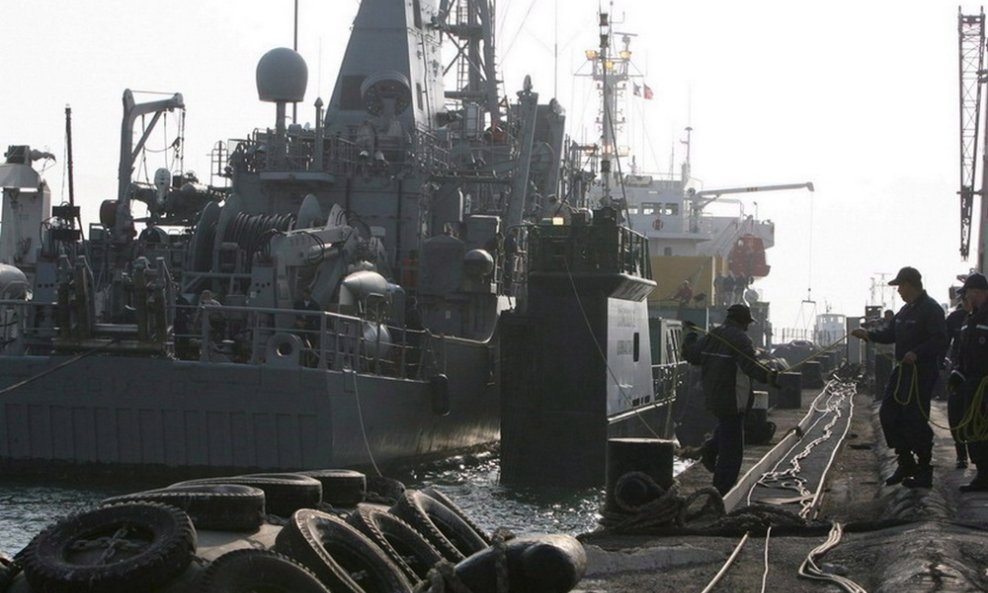 Pripadnici američke mornarice pomažu u istovaru lovca na mine klase Avenger teškog 1300 tona i dugog 264 metra