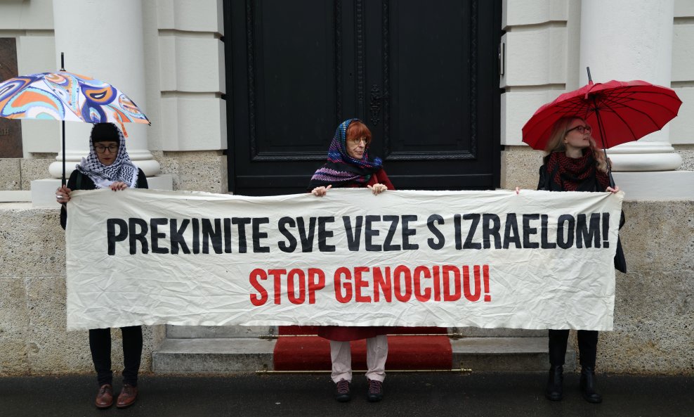 Aktivisti ispred MVEP-a