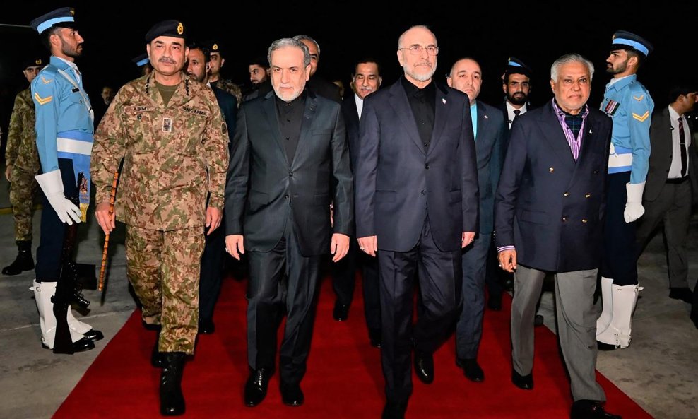 Pakistanski ministar vanjskih poslova Ishaq Dar i načelnik vojske Syed Asim Munr s iranskim ministrom vanjskih poslova Abbasom Araghchijem i predsjednikom iranskog parlamenta Mohammadom Bagherom Ghalibafom