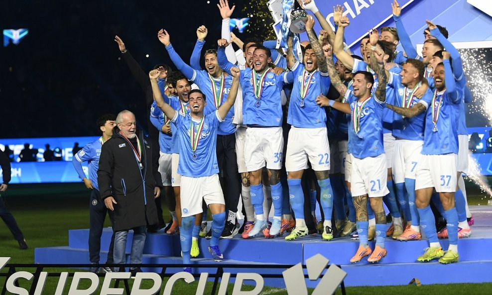 Aurelio De Laurentiis (lijevo) slavi s igračima Napolija