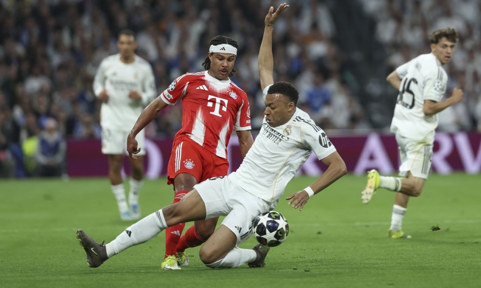 Kylian Mbappe (d) vs. Serge Gnabry