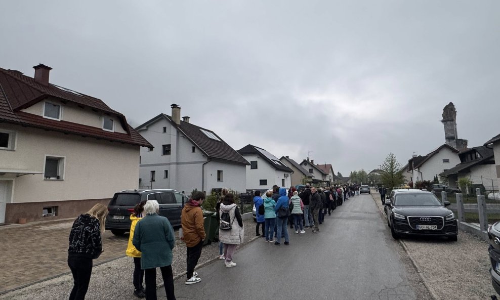 Slovenci čekaju u redu za upis kod liječnice