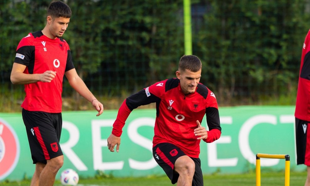 Etnik Brruti (desno)