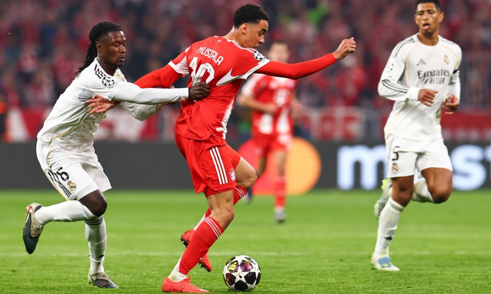 Trenutak kada Camavinga zarađuej 1. žuti karton