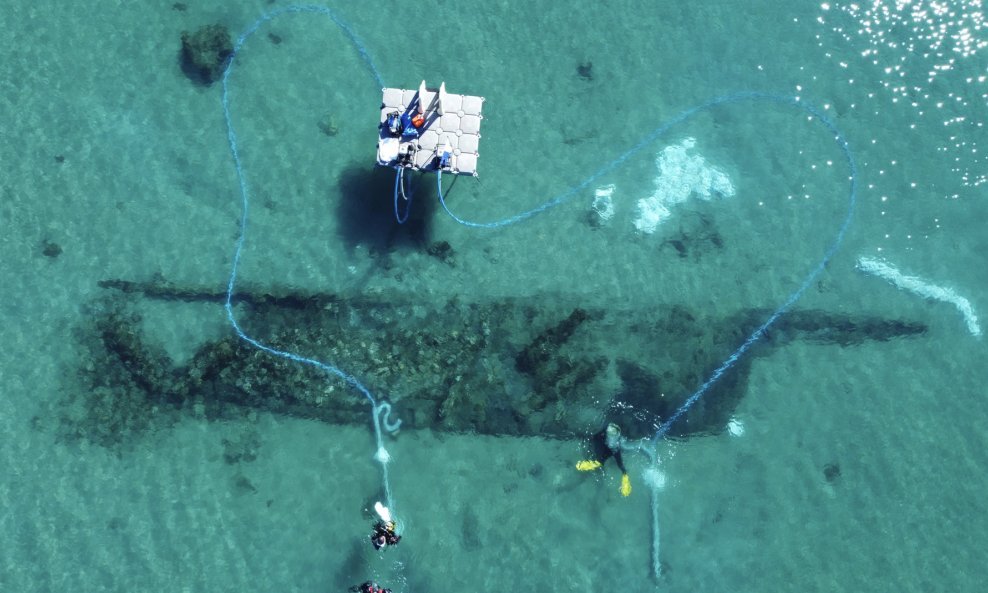 Arheolozi promatraju olupinu Puente Mayorga II, španjolskog ratnog broda iz 17. stoljeća