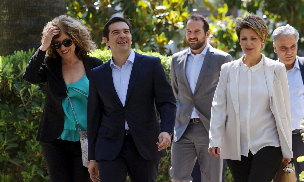 Aleksis Cipras u društvu novih ministara