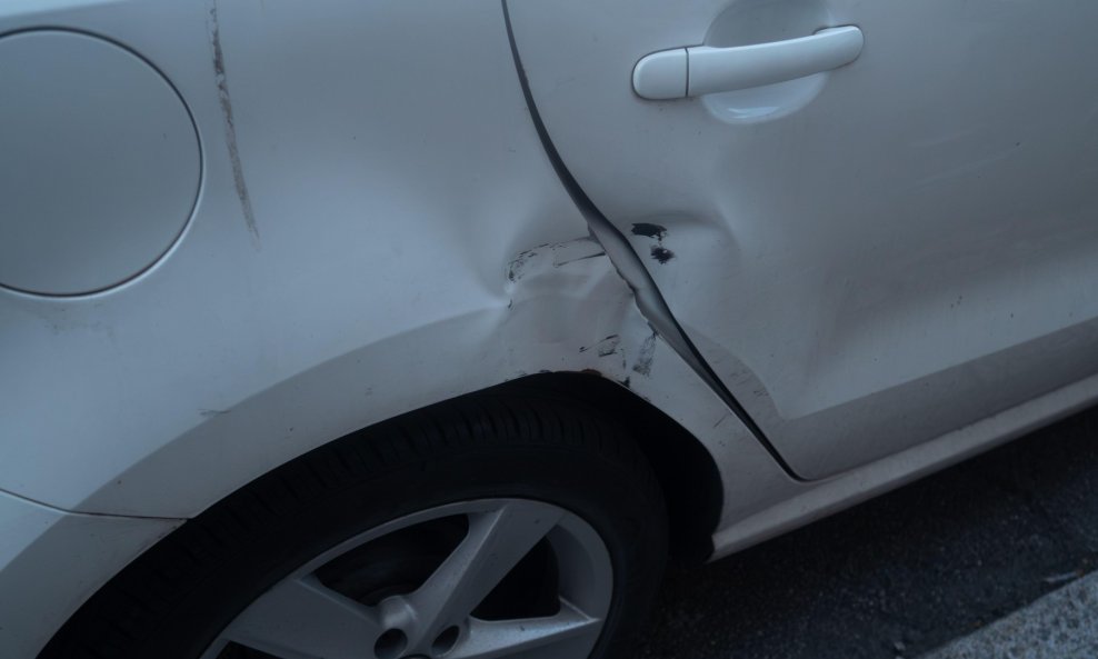 Ogreban auto (ilustracija)