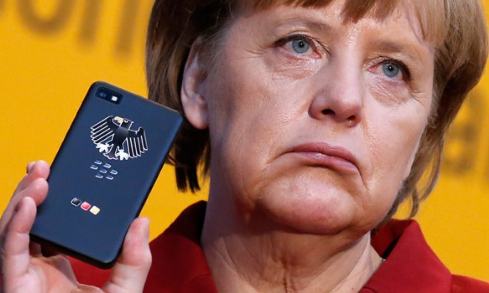 Angela Merkel BlackBerry Z10 pametni telefon