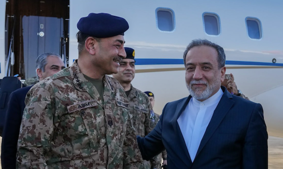 Iranski ministar vanjskih poslova Abas Aragči (desno) pozdravlja načelnika pakistanske vojske Asima Munira u zračnoj luci u Teheranu