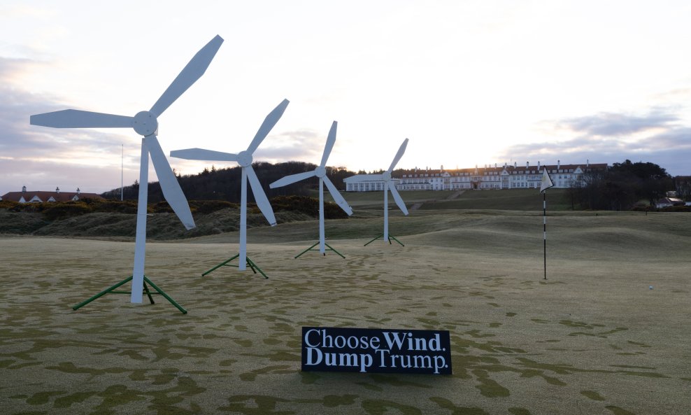 Greenpeace složio improviziranu vjetrenjaču na Trumpovom golf terenu