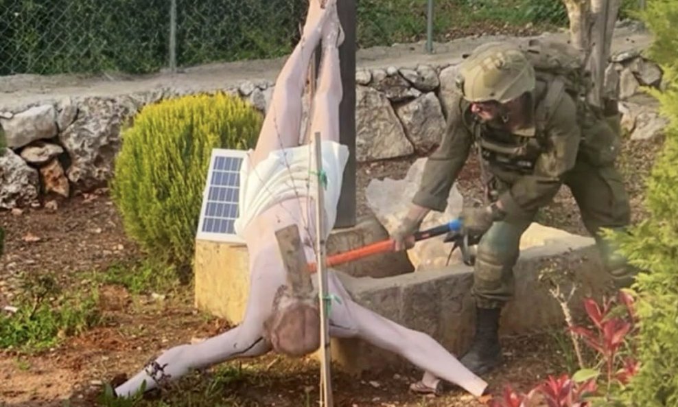 Izraelski vojnik maljem uništava kip Isusa