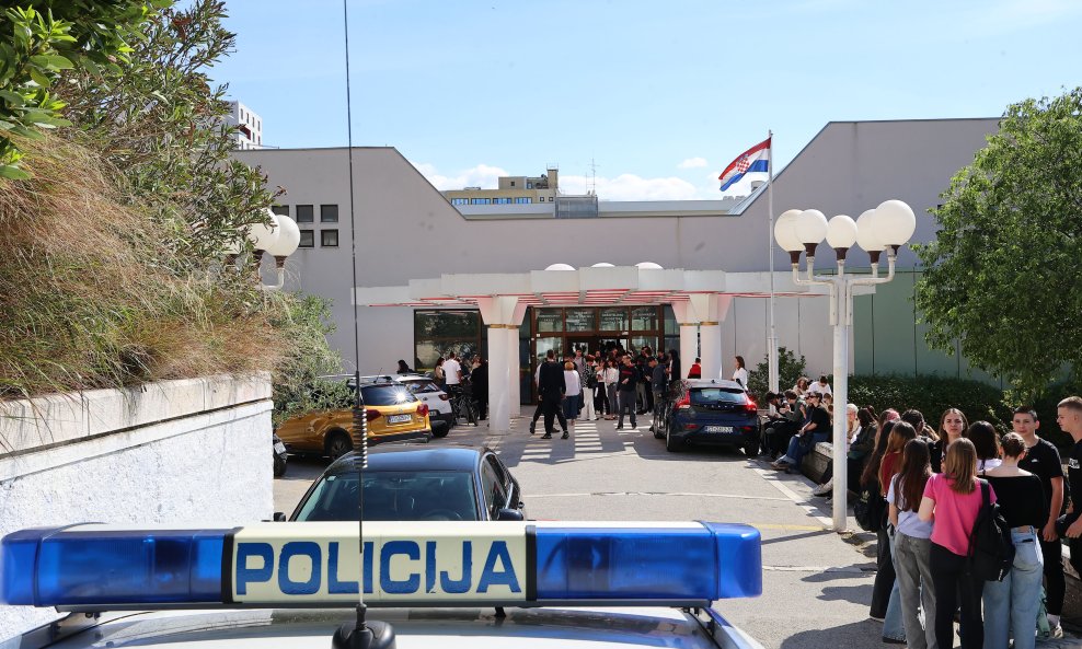 Dojave o bombama učestale su u školama