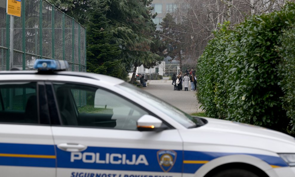 Policija ispred škole - ilustracija