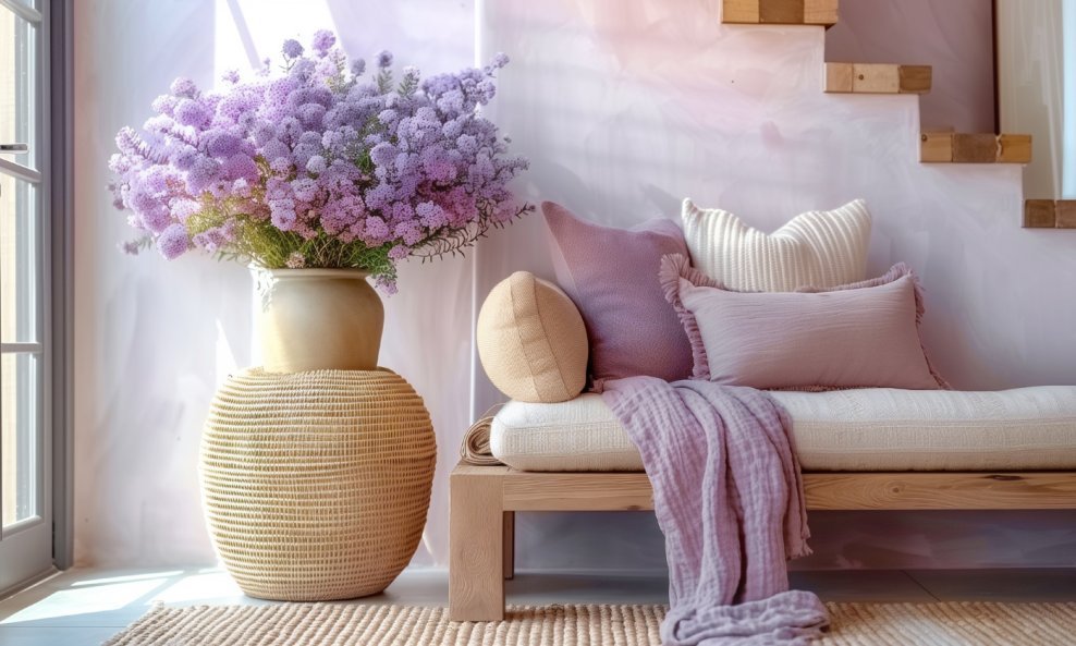Mauve nijansa unosi toplinu u interijer
