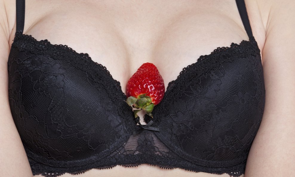 seksi foto sex seks žena grudnjak jagode voće 