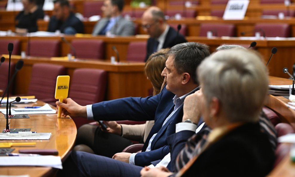 Oporba u Saboru (ilustracija)