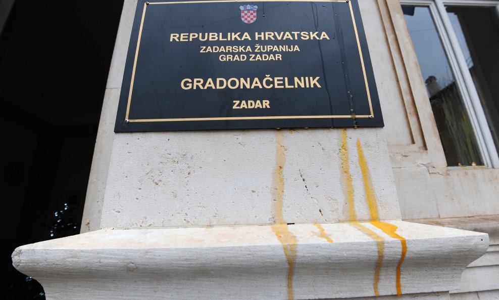 prosvjed_zadar jajima na gradsku vlast