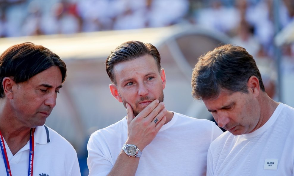 Ivan Rakitić (u sredini)