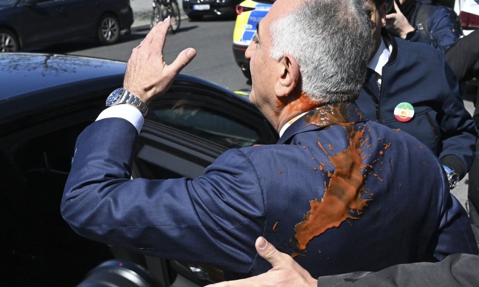 Reza Pahvlavi pogođen u leđa sokom od rajčice