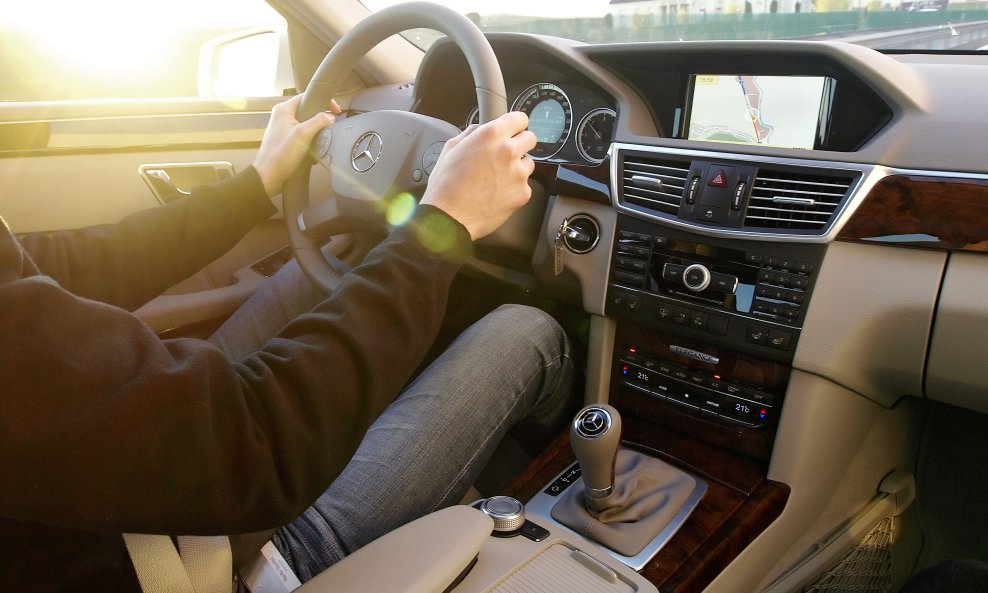 Unutrašnjost automobila (ilustracija)