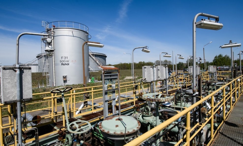 Rafinerija kerozina - Ilustracija