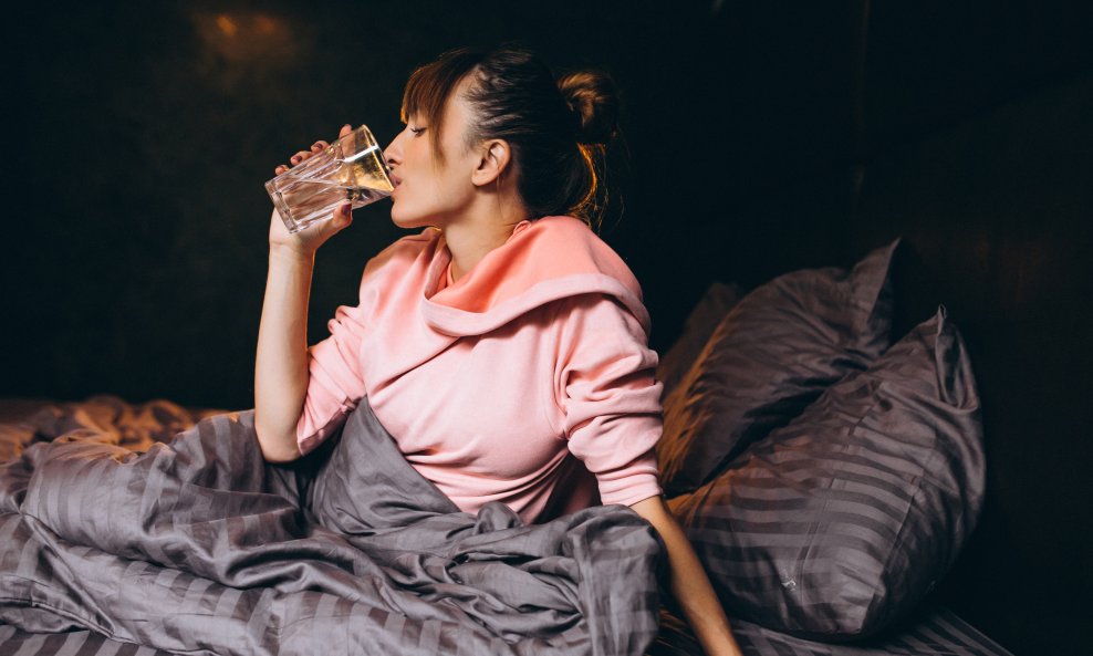 Previše vode prije spavanja i nije tako dobra ideja jer može ometati kvalitetu sna