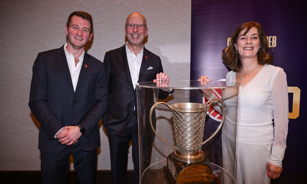 Victor Dodig sa sinom Thomason i suprugom Maureen Broe