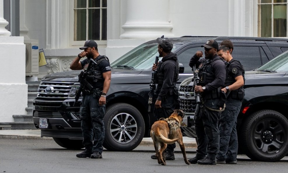 Policija ispred Bijele kuće