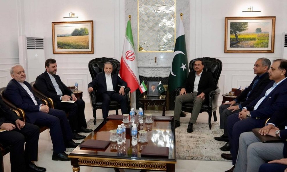 Načelnik pakistanske vojske, feldmaršal Asim Munir (s desne strane), razgovara s iranskim ministrom vanjskih poslova Abbasom Arakčijem