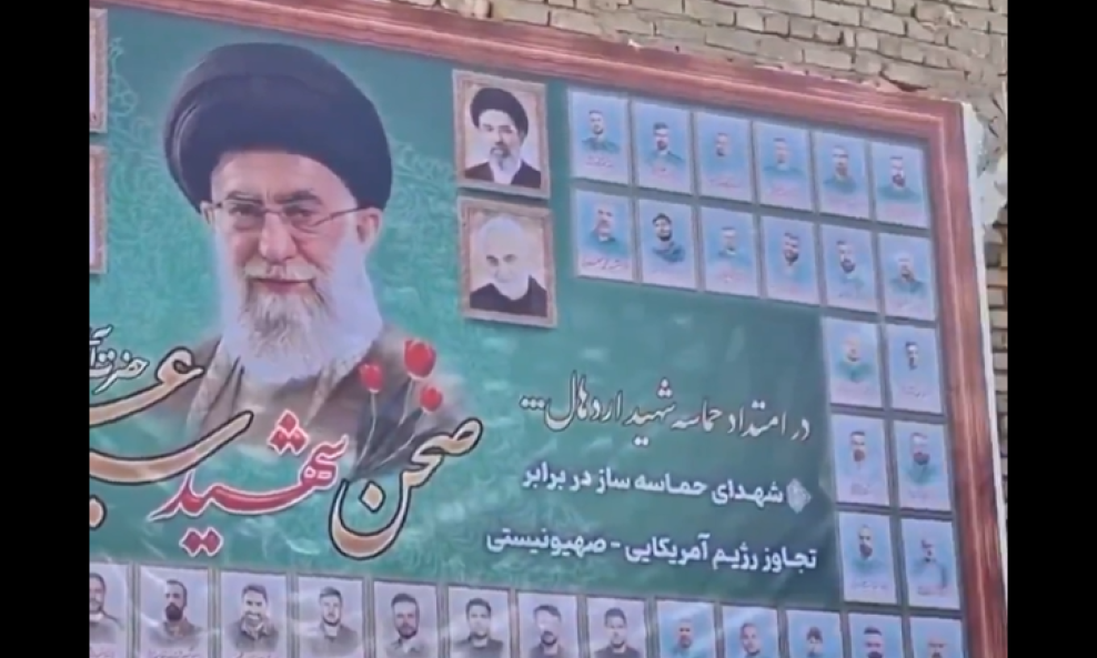 Mural prikazuje preminule iranske dužnosnike, a tu i fotografija Modžtabe Hamenija (gore desno) Ham