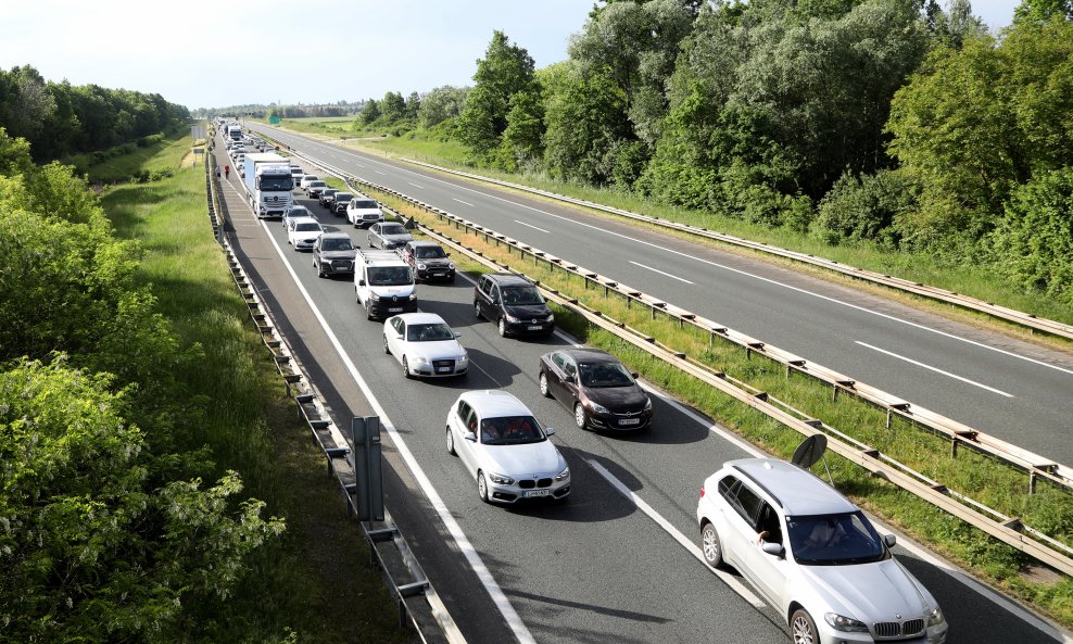 Kolona na autocesti A3