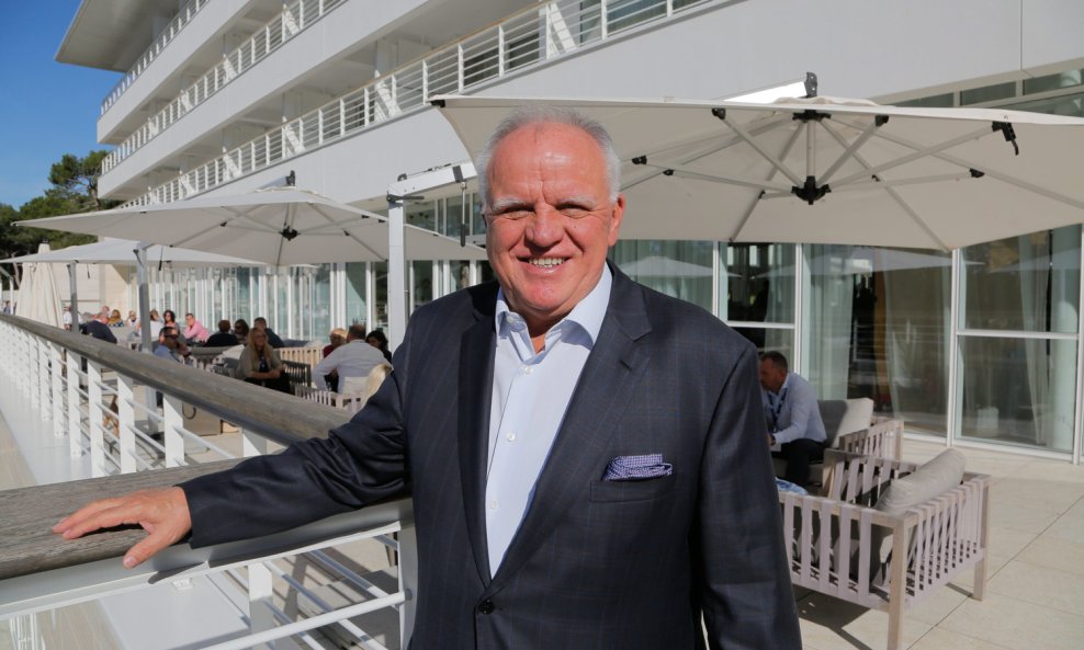 Nakon elektroindustrije i osiguranja Andabak se prebacio na turizam