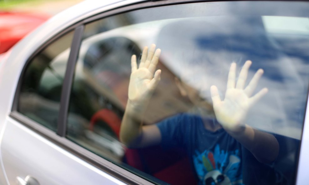 Dijete u automobilu (ilustracija)