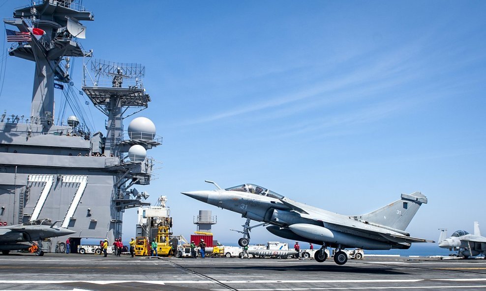 Francuski Rafale slijeće na američki nosač zrakoplova USS George H.W. Bush (ilustrativna fotografija)