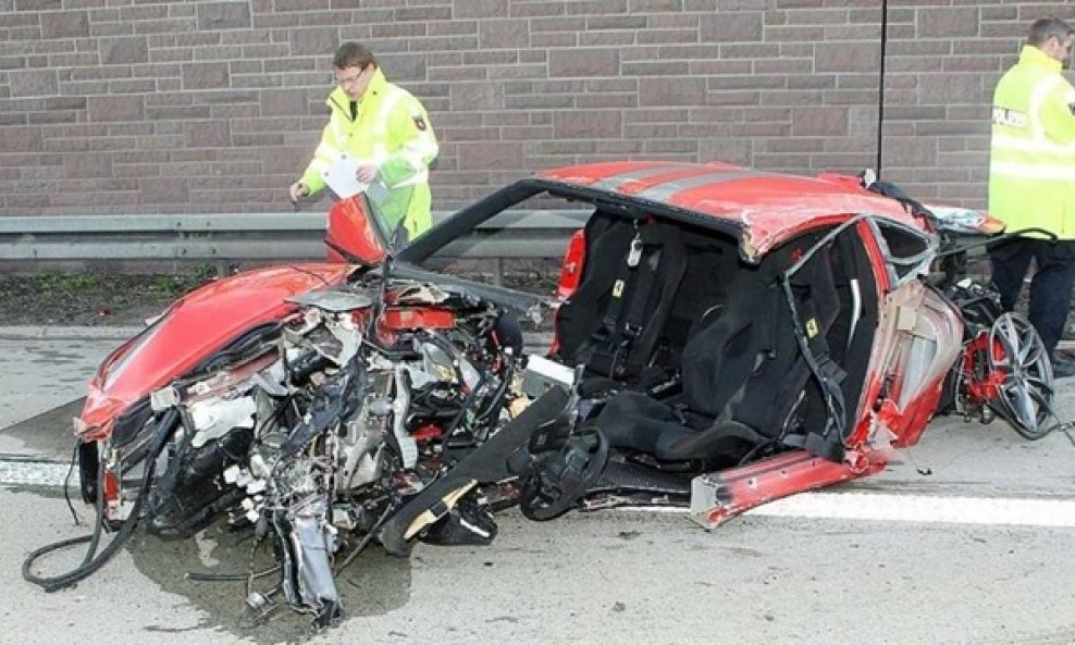 Ferrari-Autobahn-Crash-1_thumb[1]