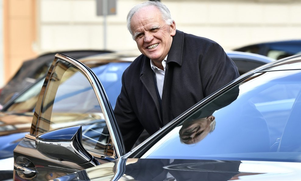 Jako Andabak planirao je u okolici Topuskog graditi solarnu elektranu, no predomislio se na poticaj američkih partnera