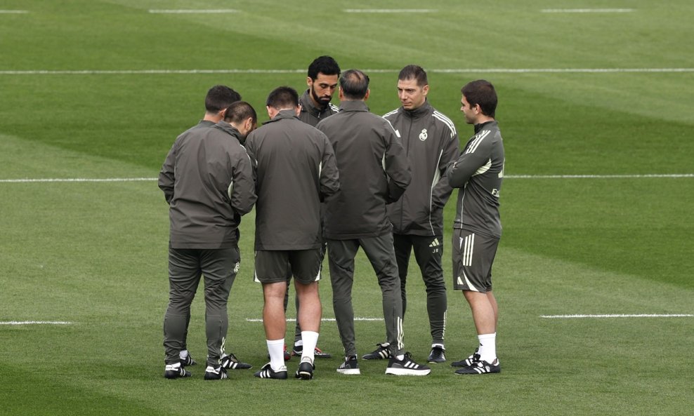 Alvaro Arbeloa (u sredini) sa suradnicima na Realovom treningu