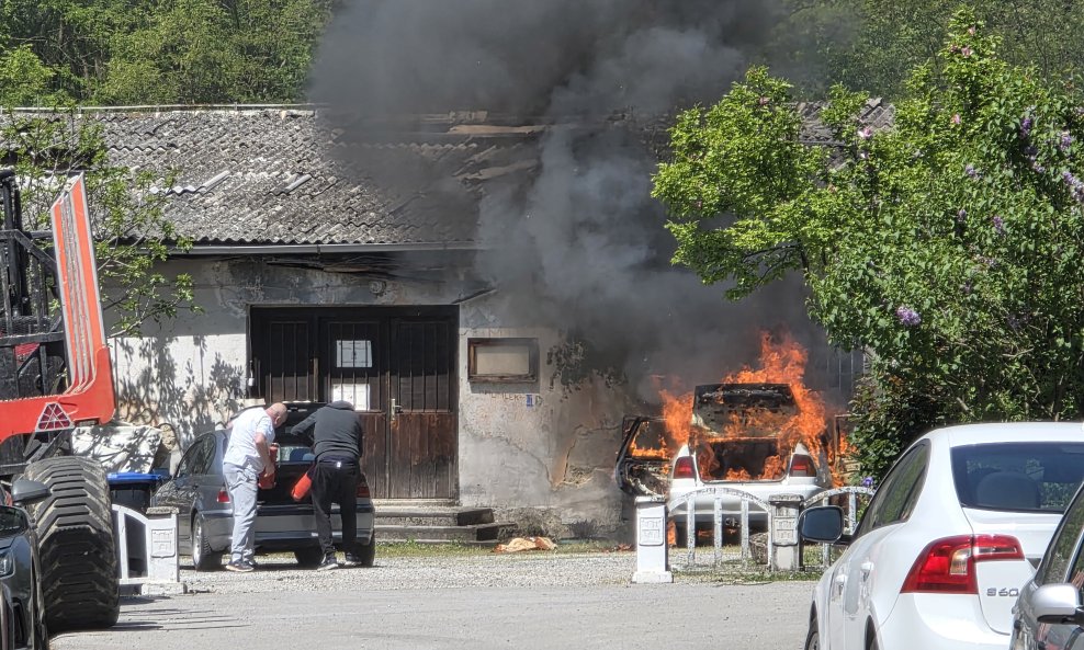 Zapalio se auto u Zagrebu