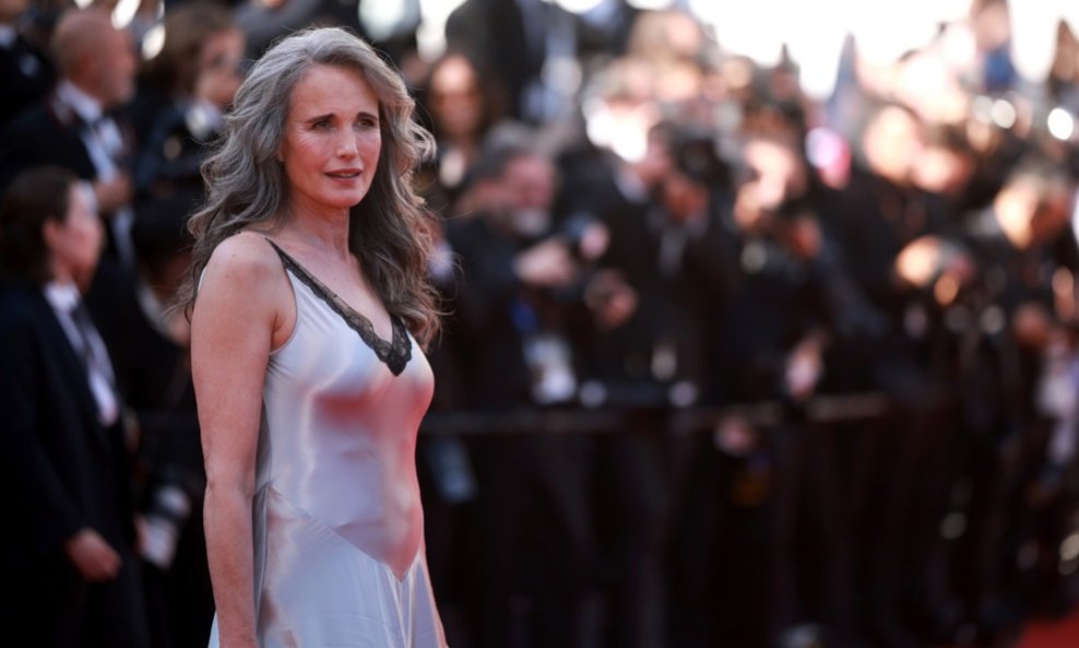 Andie MacDowell ponosi se svojim sijedim kovrčama