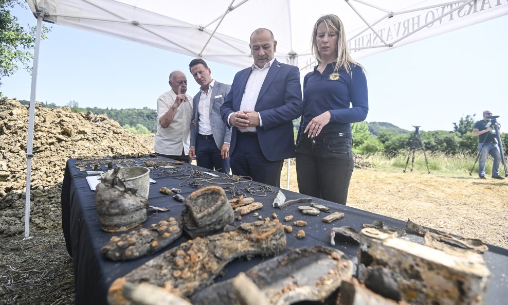 Ministar hrvatskih branitelja Tomo Medved na mjestu pronalaska posmrtnih ostataka iz Drugog svjetskog rata
