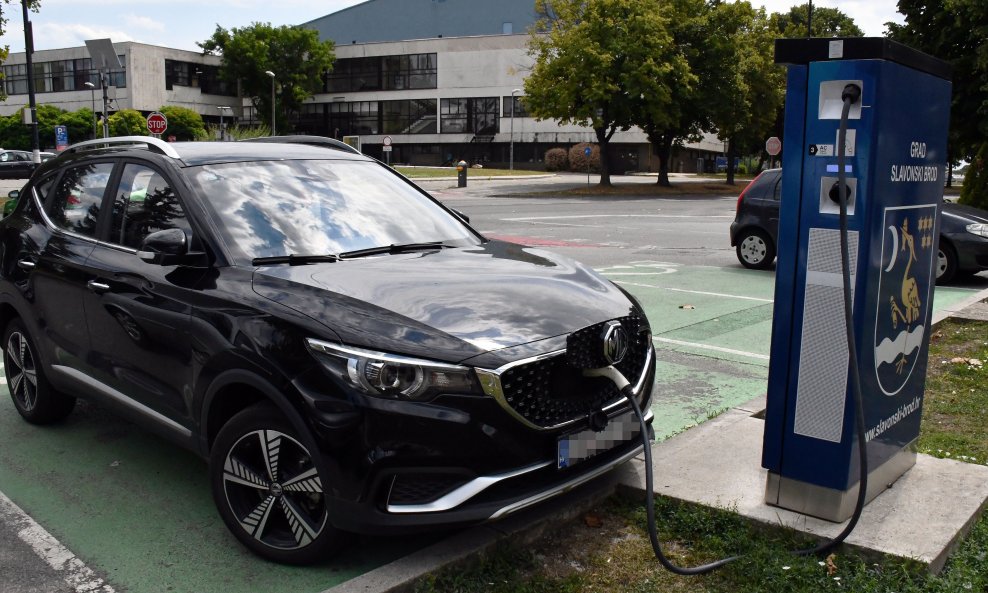 Punjenje električnog automobila (ilustracija)