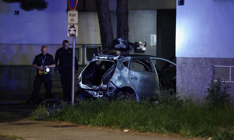 Zagreb: Automobilom se zabio u zgradu kraj Vjesnika, vozilo potpuno uništeno