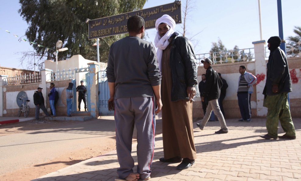 Zabrinuti Alžirci isčekuju informacije o zatočenoj rodbini