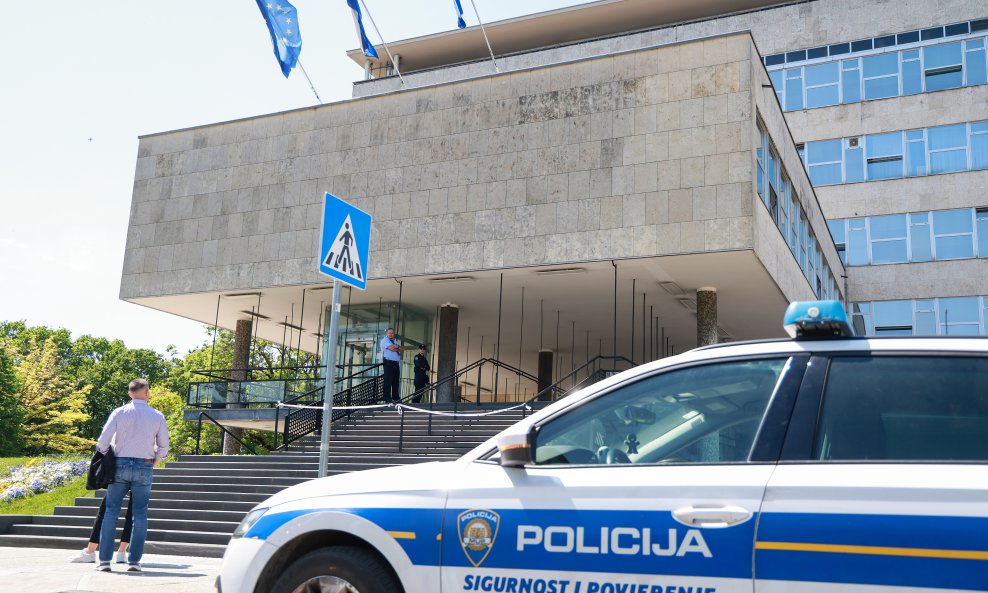 Policija je pred poglavarstvom bila i krajem travnja