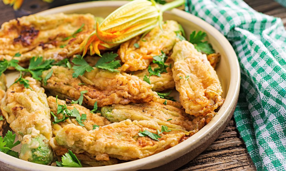 Za razliku od klasičnog pohanja, tempura mora ostati lagana i gotovo prozračna.