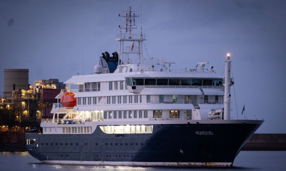 Kruzer Hondius stigao na Tenerife