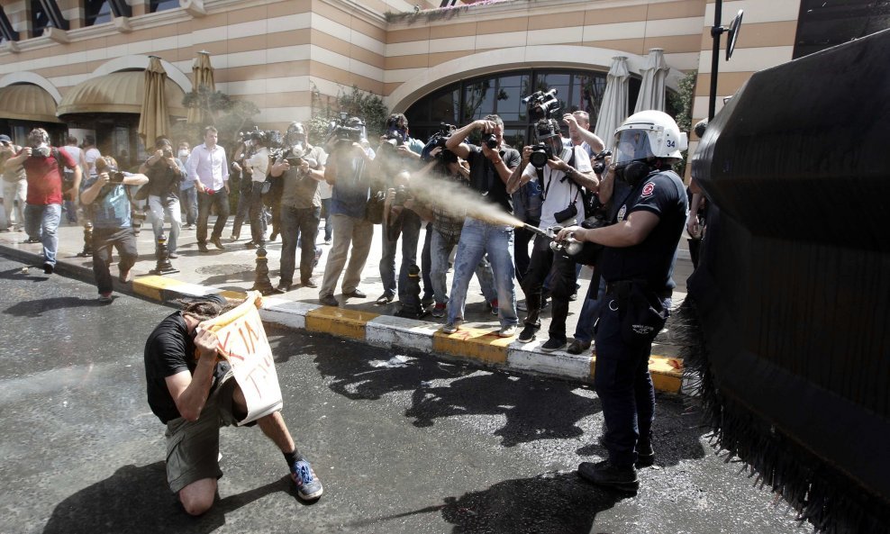 Turska policija obračunava se s prosvjednicima