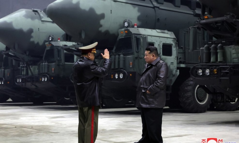 Sjevernokorejski vođa Kim Jong-un u inspekciji strateške raketne baze