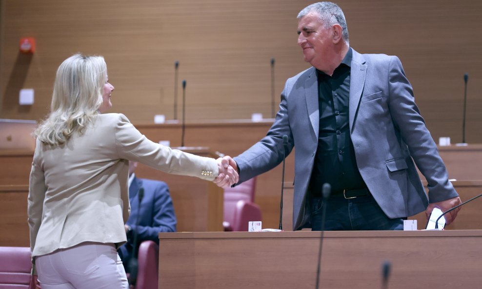 Zastupnici su čestitali Bulju jer je postao djed