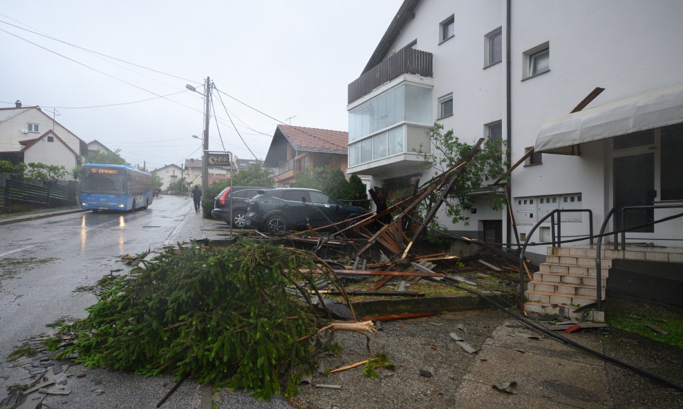 Zagreb: Nevrijeme rušilo stabla i vodove u naselju Mikulići